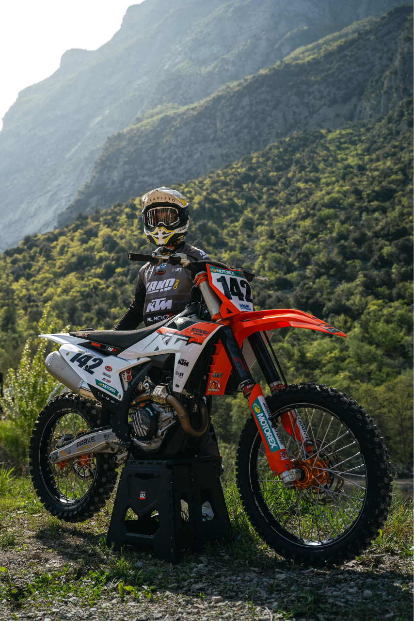 Kuljettaja Jere Haavisto motocross pyörän kanssa, jossa uusi tarrsarja