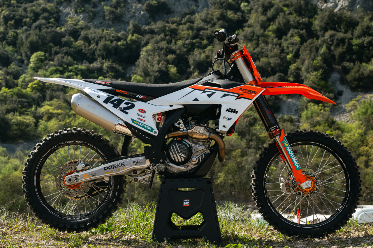 Motocross pyörä, jossa uusi KTM-teippisarja