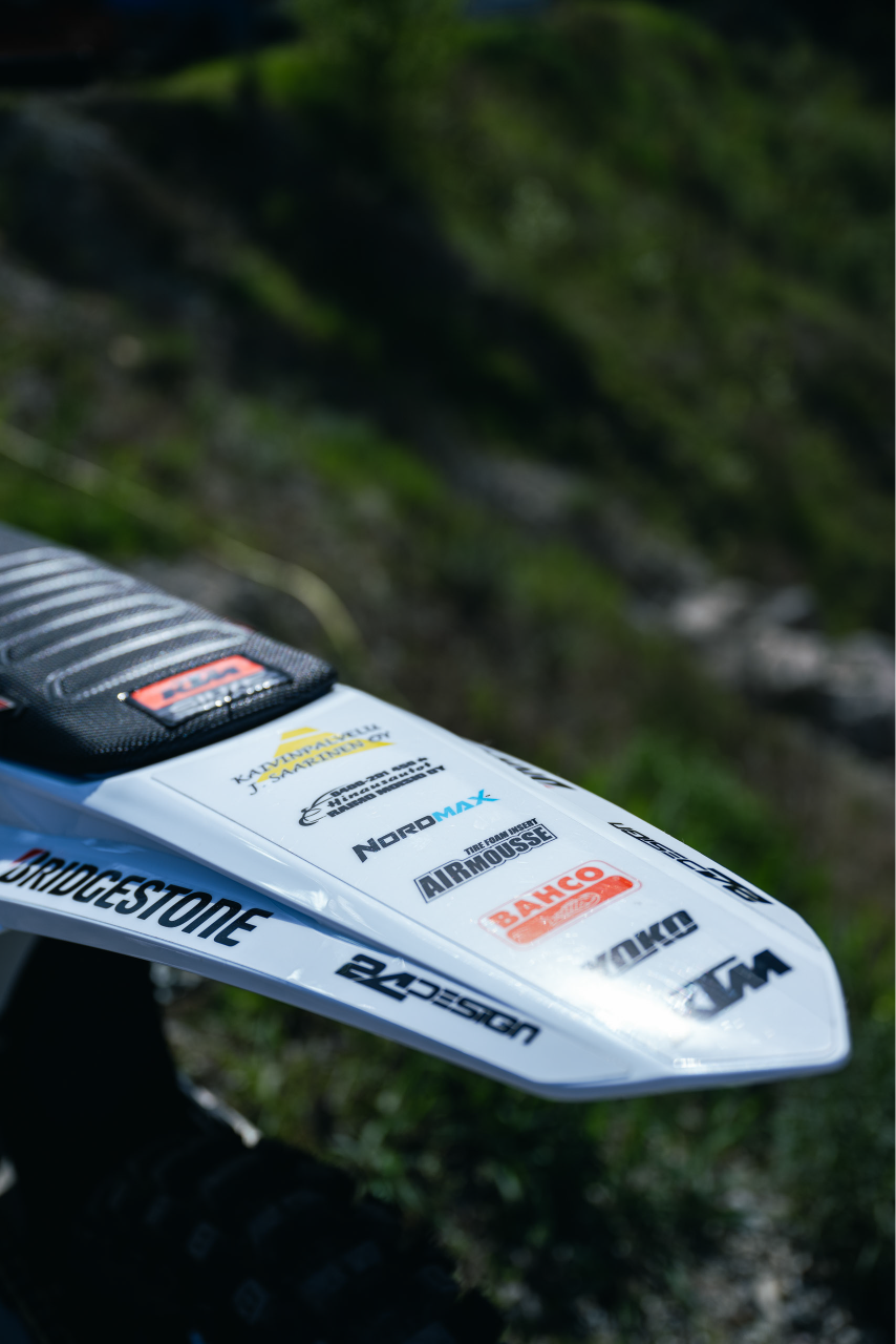 Motocross tarrasarjan takalokari, jossa logoja